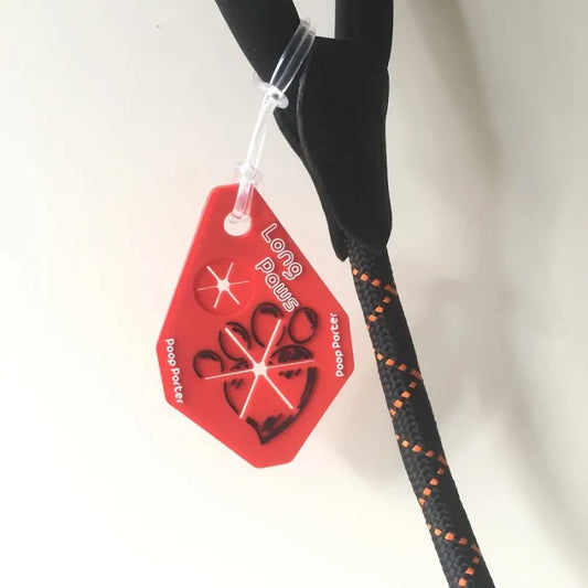 Accessoire pour transporter facilement les sacs à déjections canines de vos chiens - Poop Porter - Long Paws - Version rouge